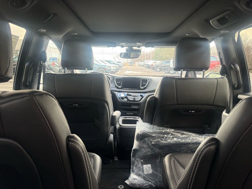 New 2025 Chrysler Pacifica Select FWD image 41