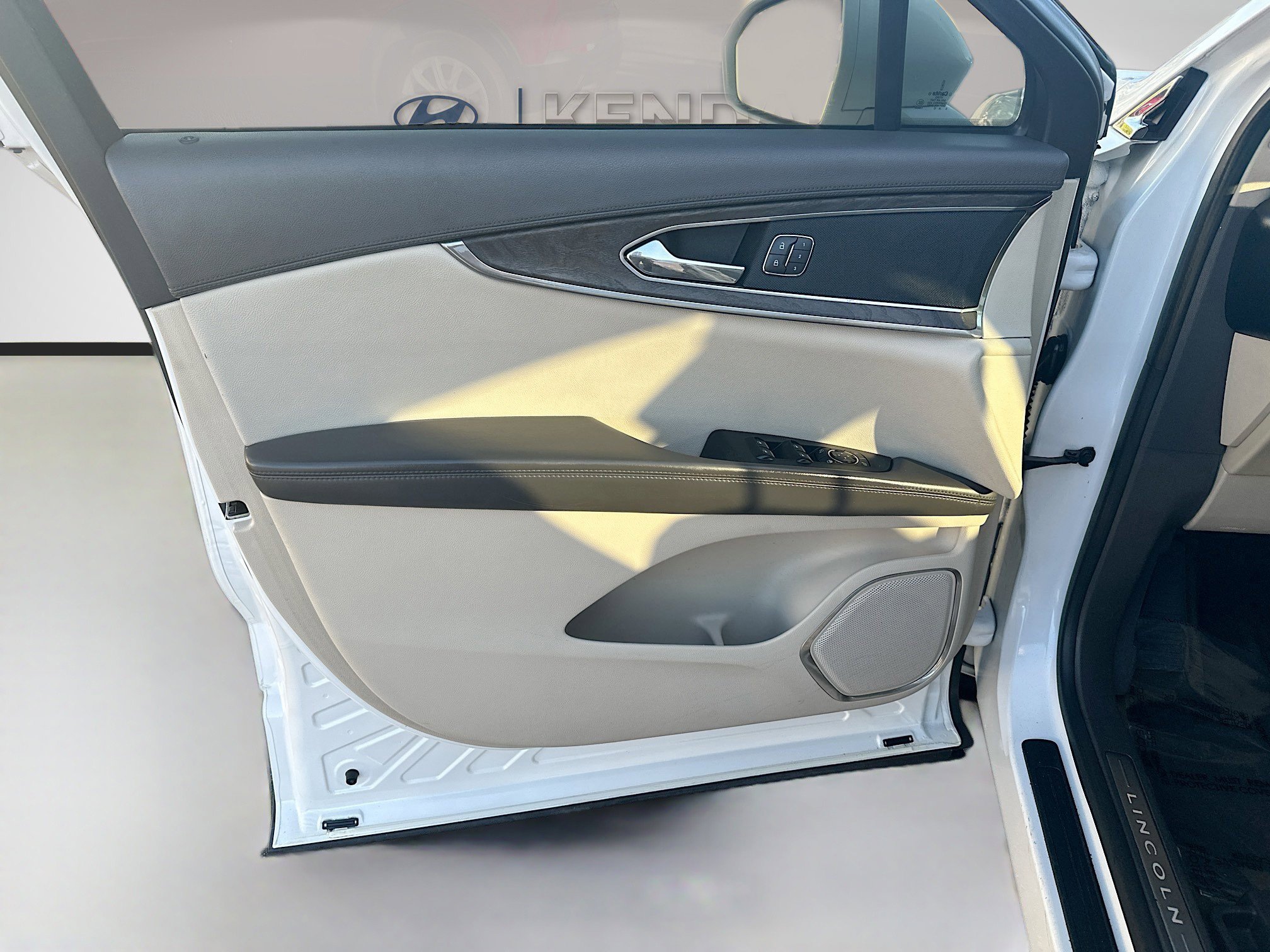 Used 2016 Lincoln MKX Select w/ Select Plus Package image 17