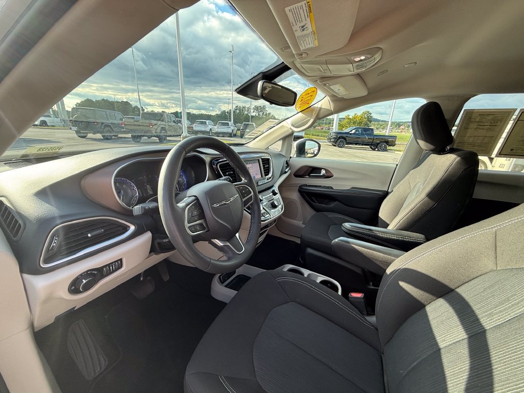 Used 2023 Chrysler Voyager LX FWD image 20