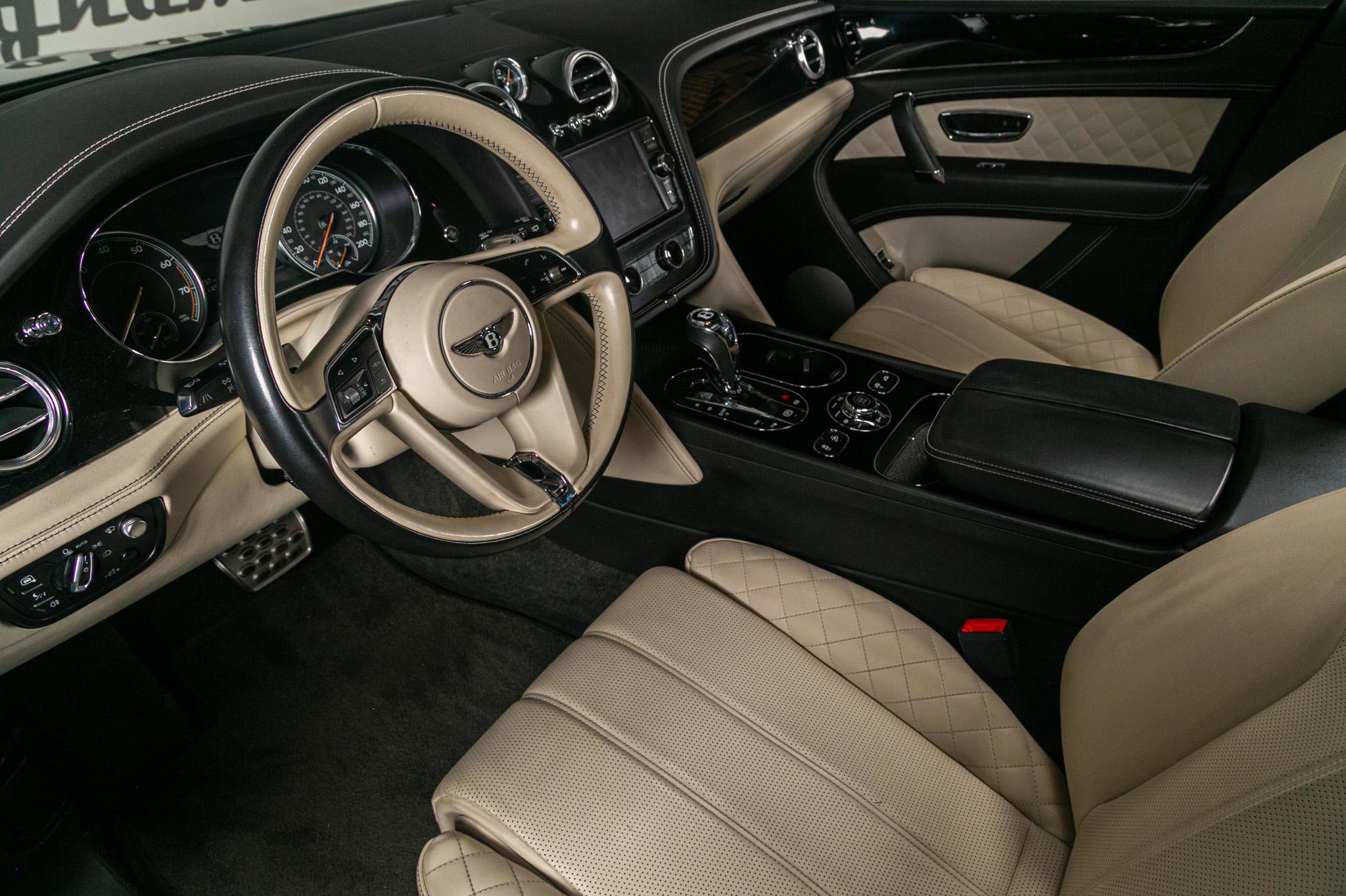 Used 2017 Bentley Bentayga image 2