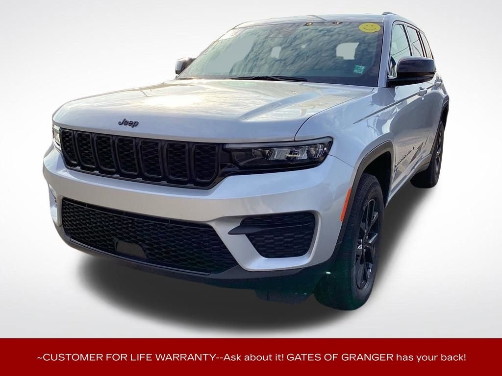 Used 2025 Jeep Grand Cherokee Altitude AWD/4WD image 6