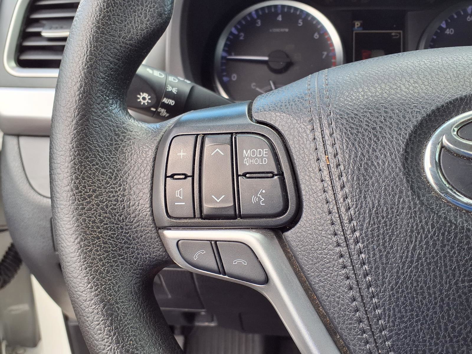 Used 2019 Toyota Highlander LE FWD image 21