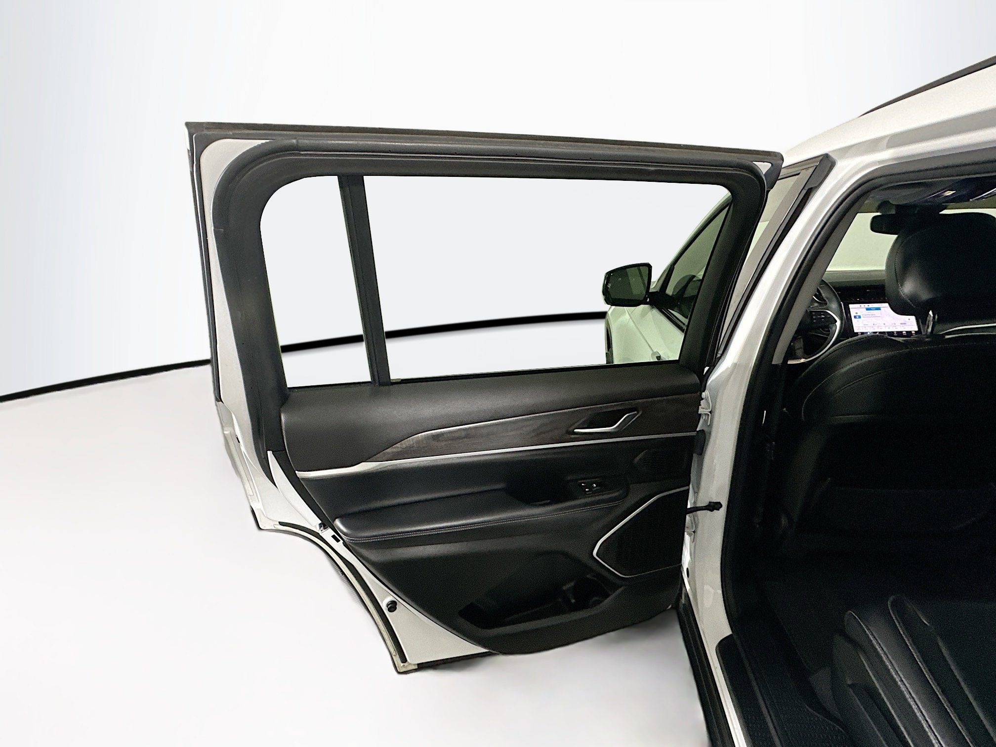 Used 2023 Jeep Grand Cherokee L Limited w/ Black Appearance Package image 26