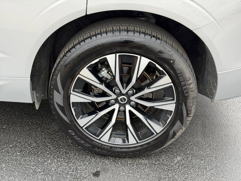 Certified 2025 Volvo XC60 B5 Plus AWD/4WD image 8