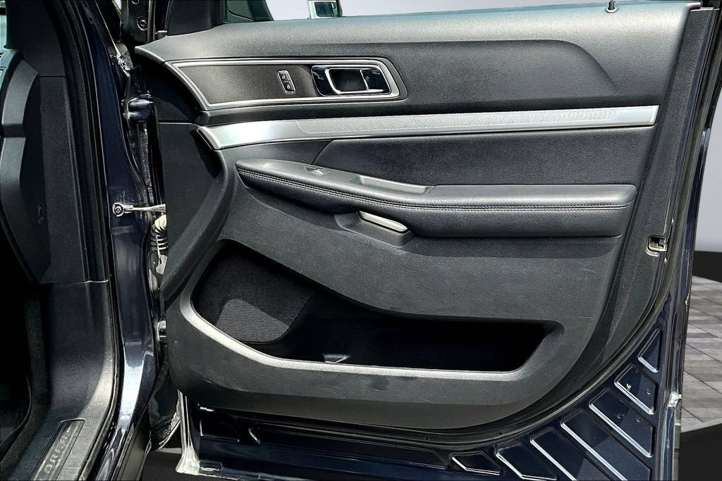 Used 2017 Ford Explorer XLT AWD/4WD image 30