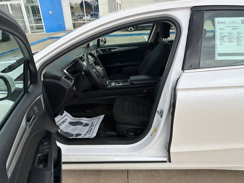 Used 2018 Ford Fusion SE w/ Fusion SE Technology Package FWD image 10