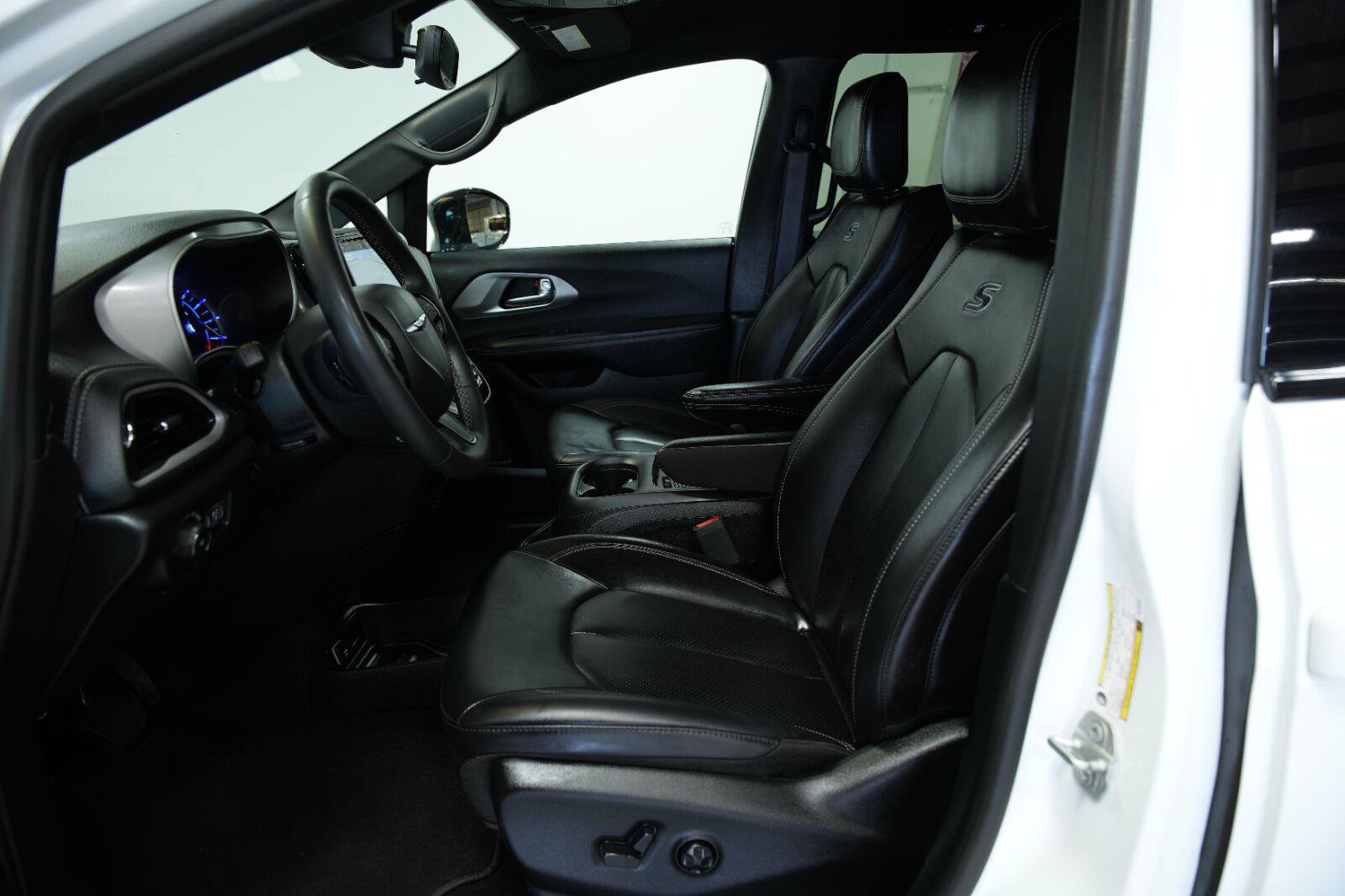 Used 2024 Chrysler Pacifica Limited FWD image 35