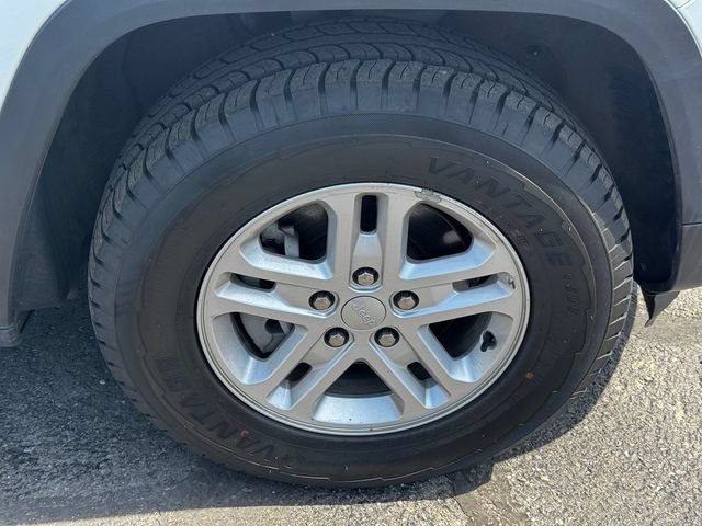 Certified 2024 Jeep Grand Cherokee Laredo AWD/4WD image 9