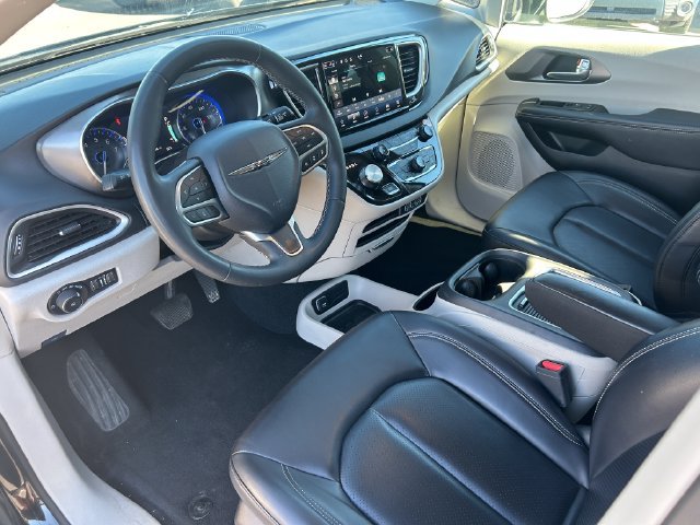 Used 2023 Chrysler Pacifica Touring-L FWD image 24