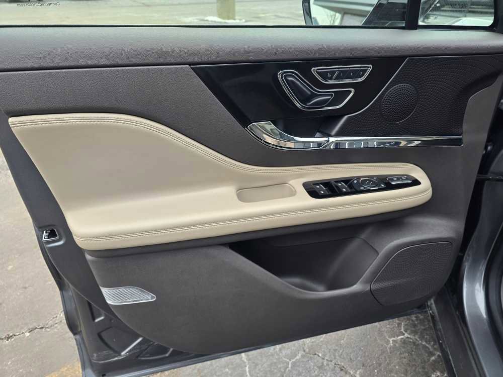 Used 2023 Lincoln Corsair Reserve w/ Equipment Group 201A image 15