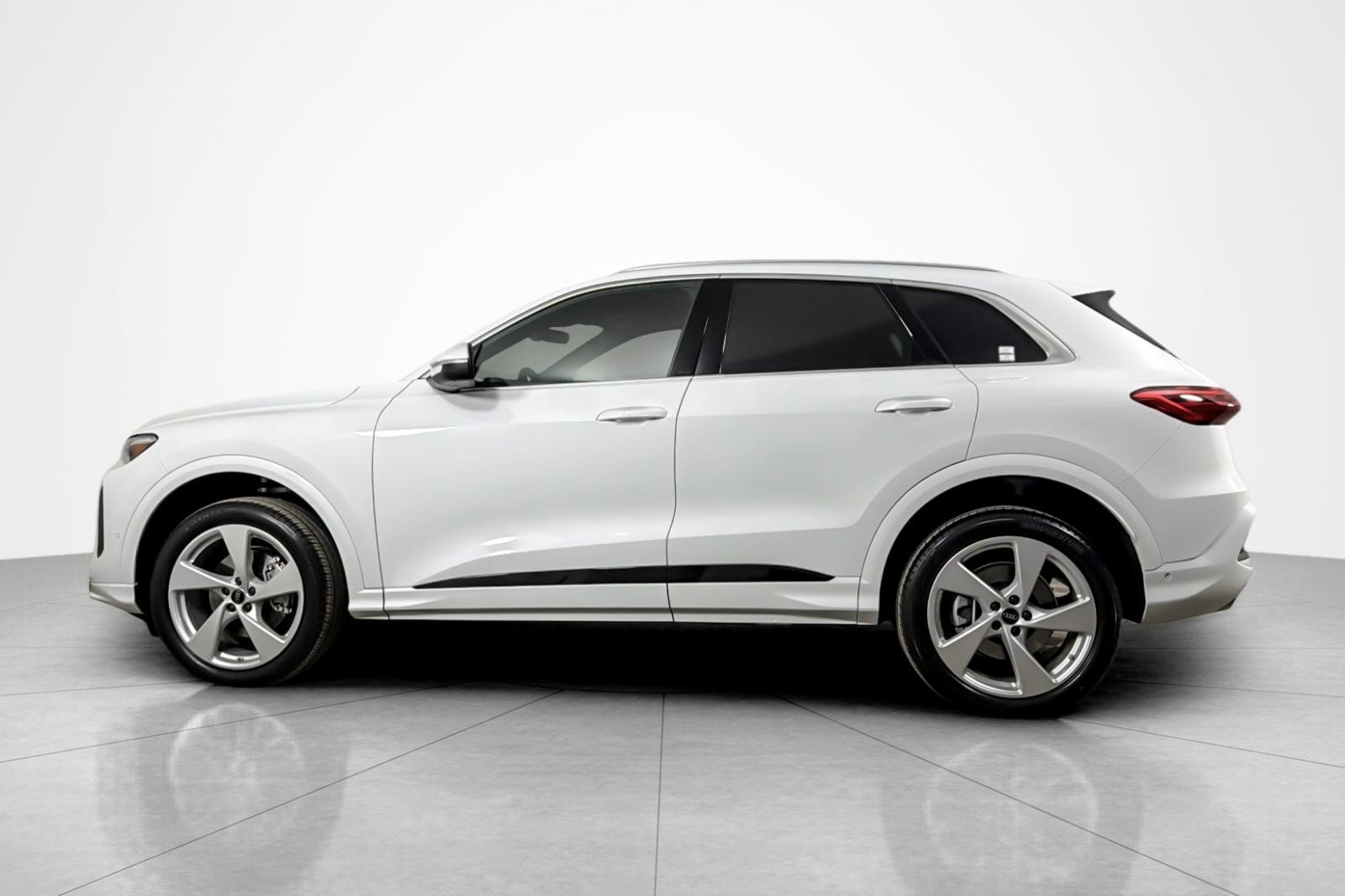 Used 2025 Audi Q5 Premium Plus w/ Premium Plus image 2