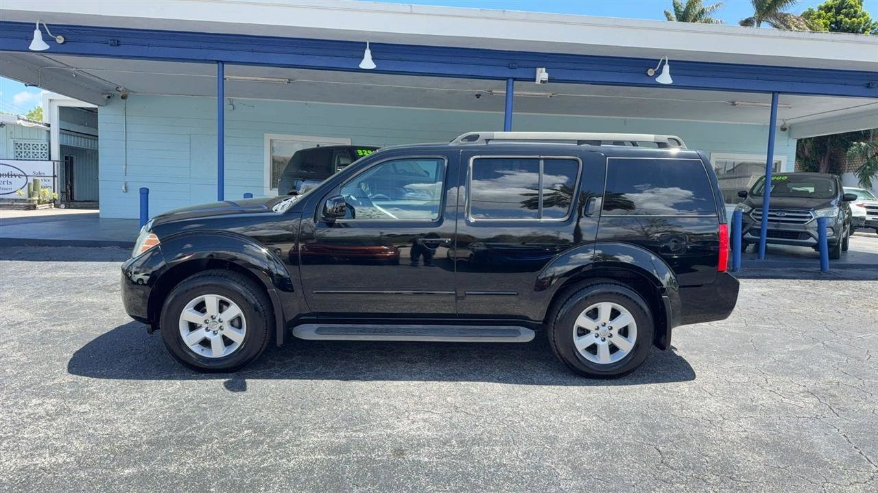 Used 2010 Nissan Pathfinder SE image 2