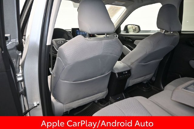 Used 2022 Toyota Highlander LE AWD/4WD image 16