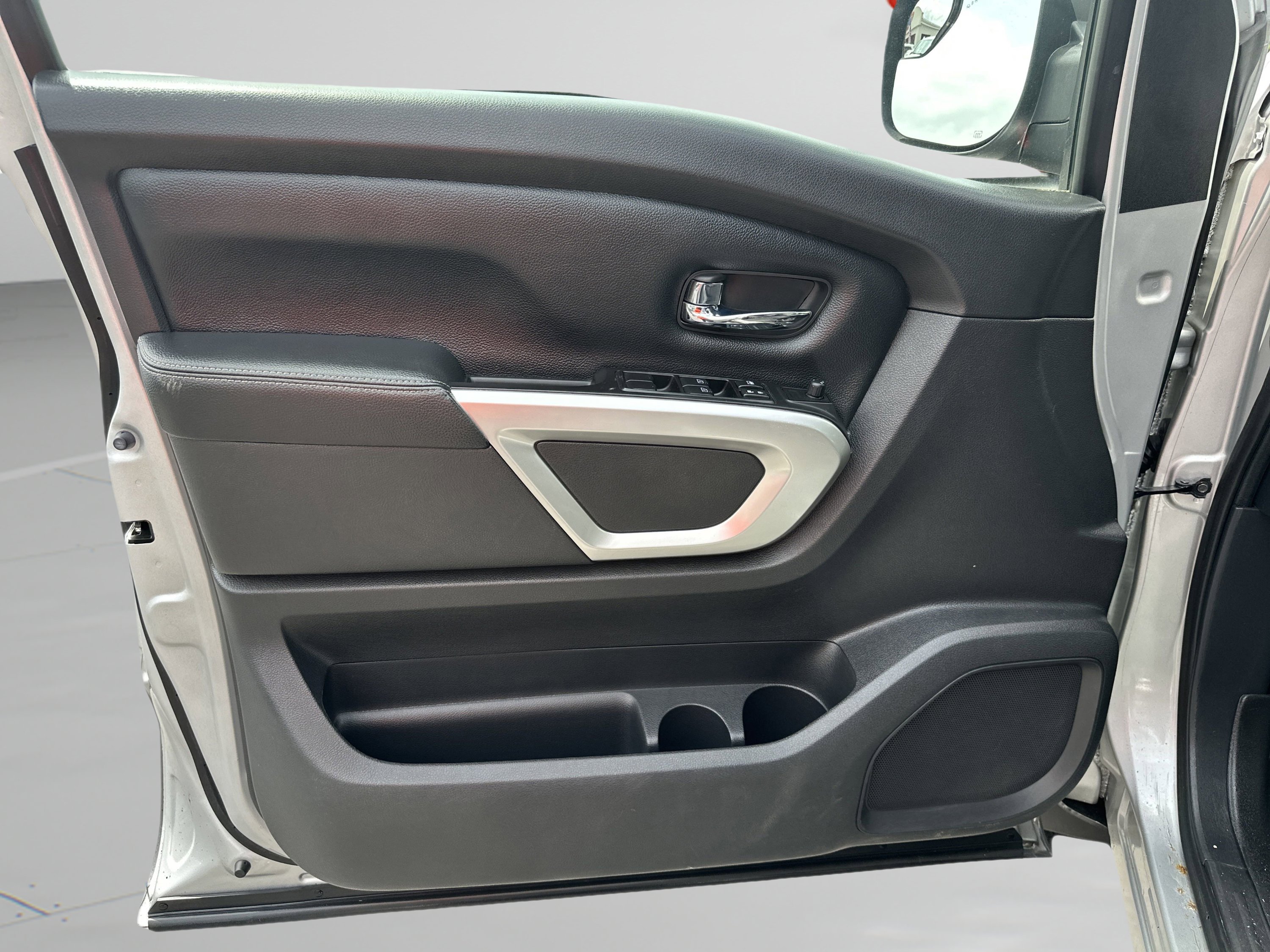 Used 2017 Nissan Titan PRO-4X image 13