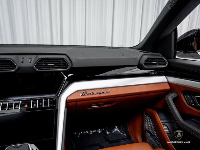 Used 2022 Lamborghini Urus AWD/4WD image 36