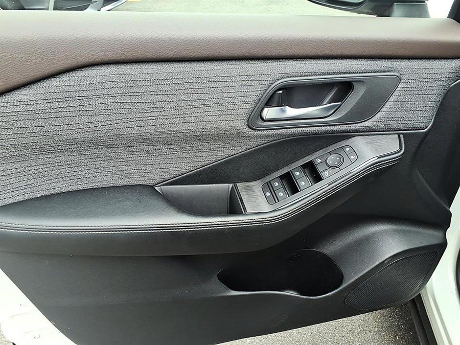 Used 2023 Nissan Rogue SV AWD/4WD image 16