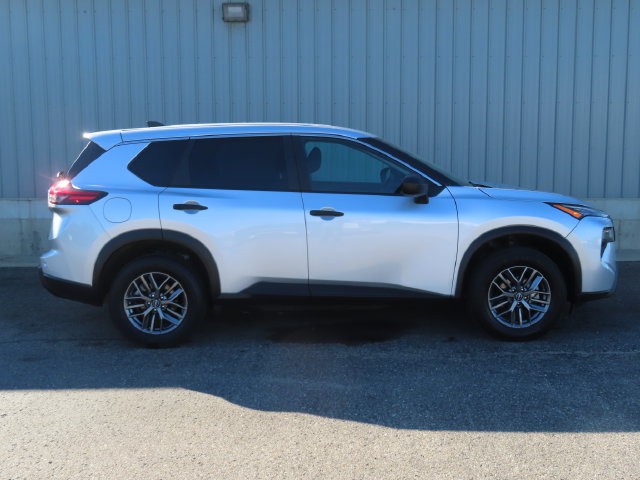 Used 2024 Nissan Rogue S AWD/4WD image 3