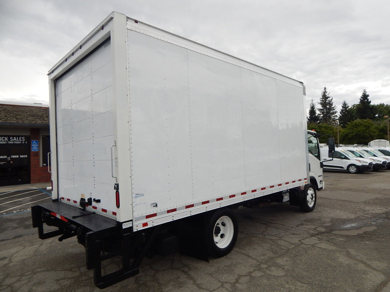 Used 2018 Isuzu NPR image 8