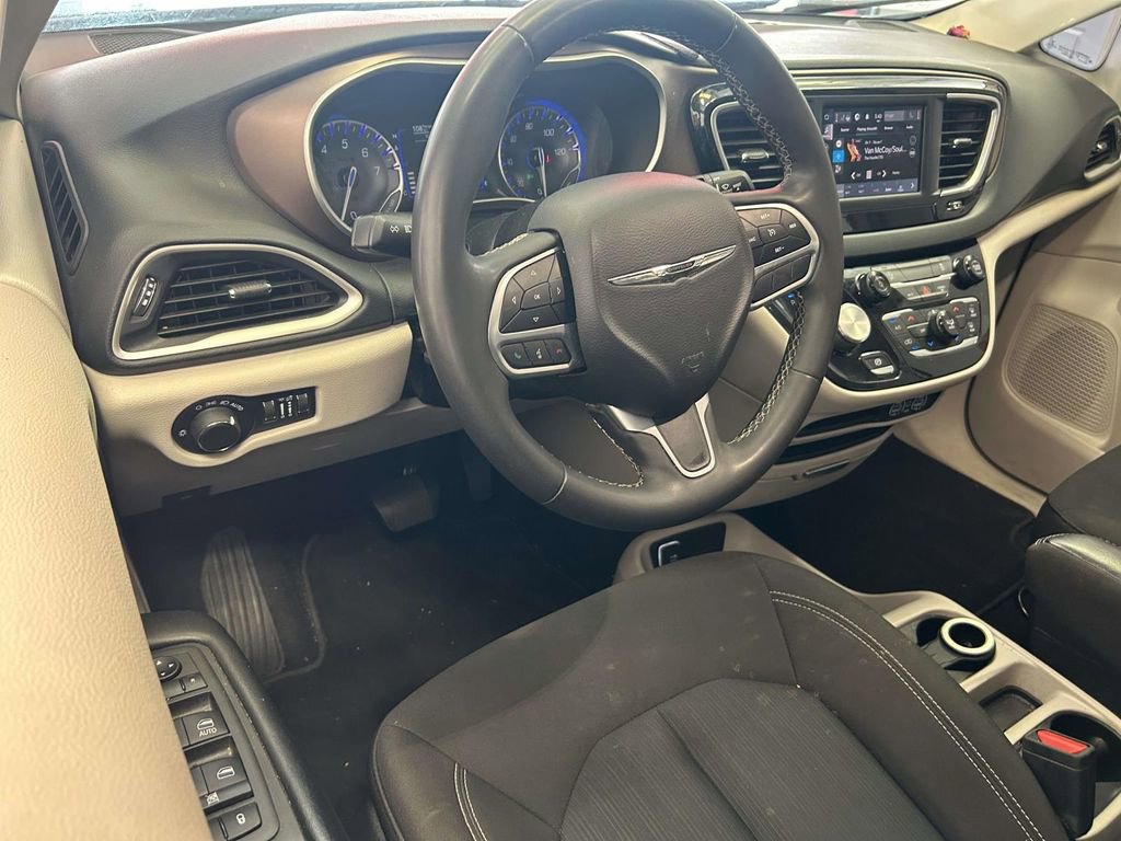 Used 2022 Chrysler Voyager LX FWD image 12