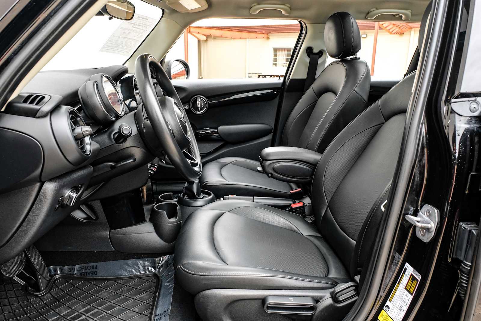 Used 2019 MINI Cooper 4-Door Hardtop image 4