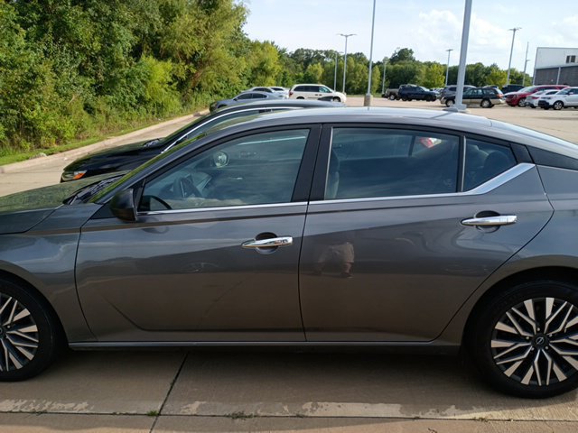 Used 2025 Nissan Altima 2.5 SV FWD image 8
