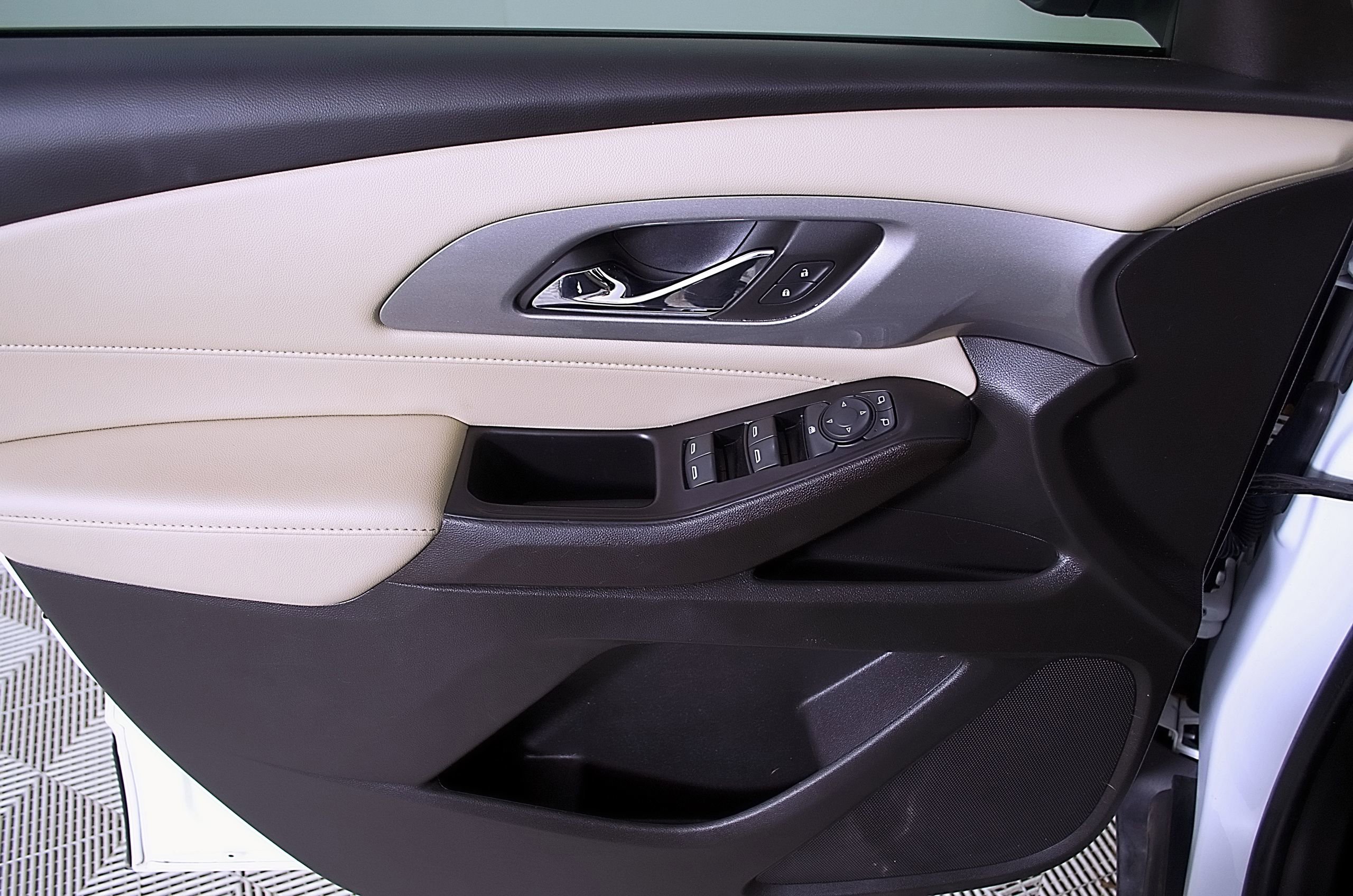 Used 2023 Chevrolet Traverse LS w/ Safety Package FWD image 14
