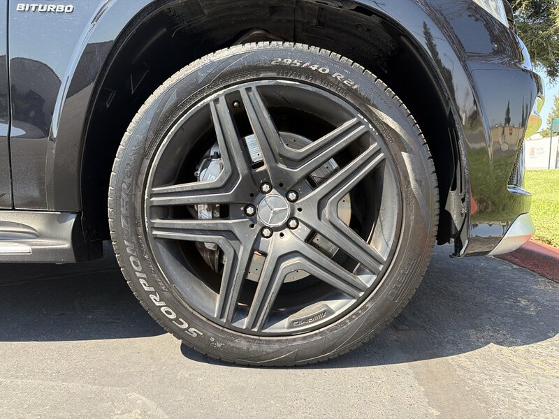 Used 2015 Mercedes-Benz GL 63 AMG 4MATIC image 15