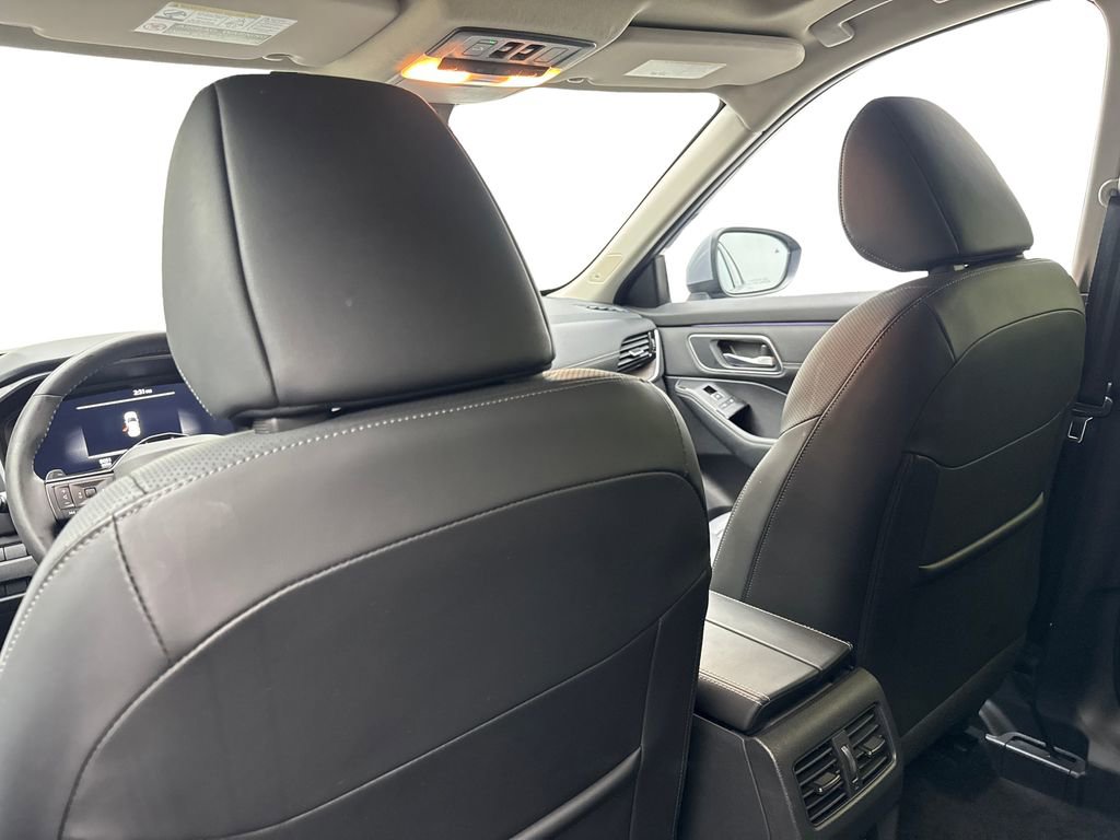 Used 2025 Nissan Rogue Platinum w/ Tech Package image 35