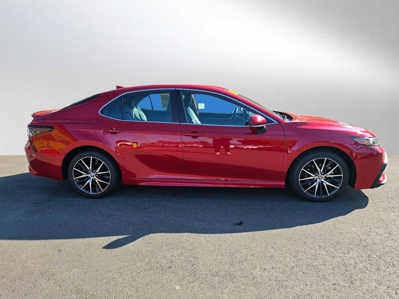 Used 2024 Toyota Camry SE image 2