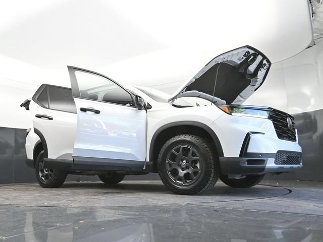 Used 2025 Honda Pilot TrailSport image 34
