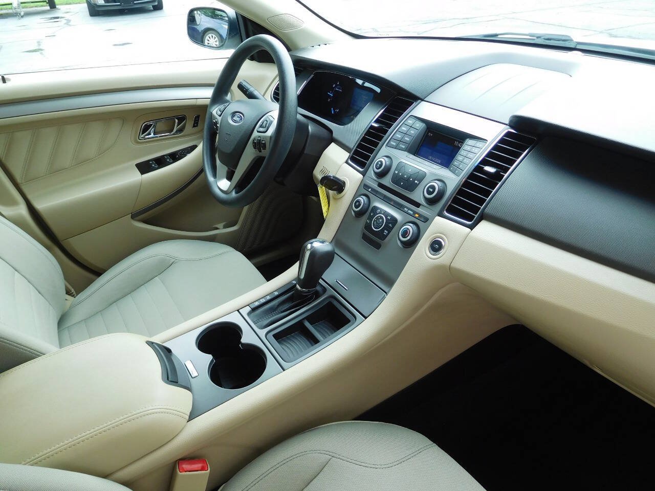 Used 2016 Ford Taurus SE FWD image 14