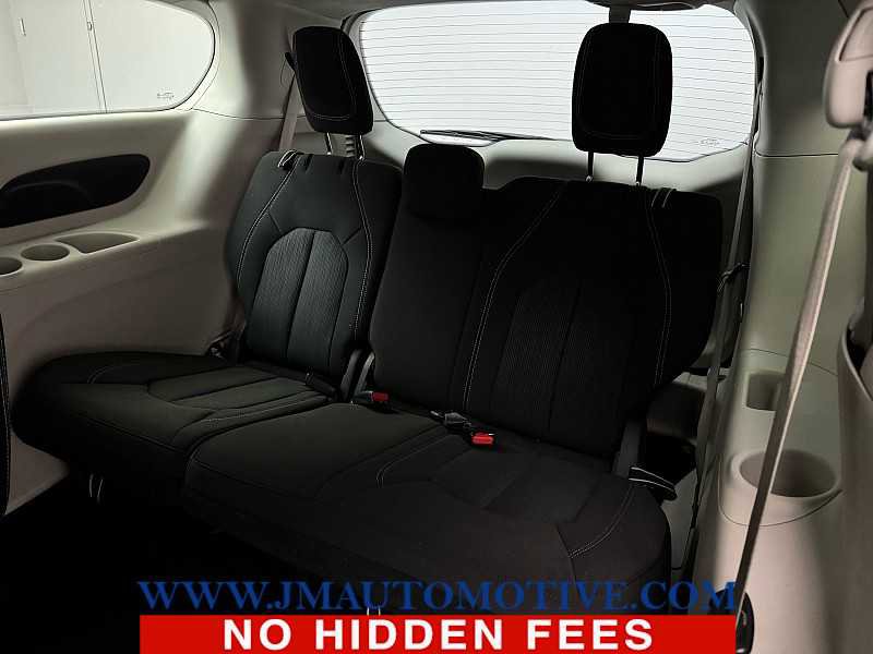 Used 2023 Chrysler Voyager LX image 16