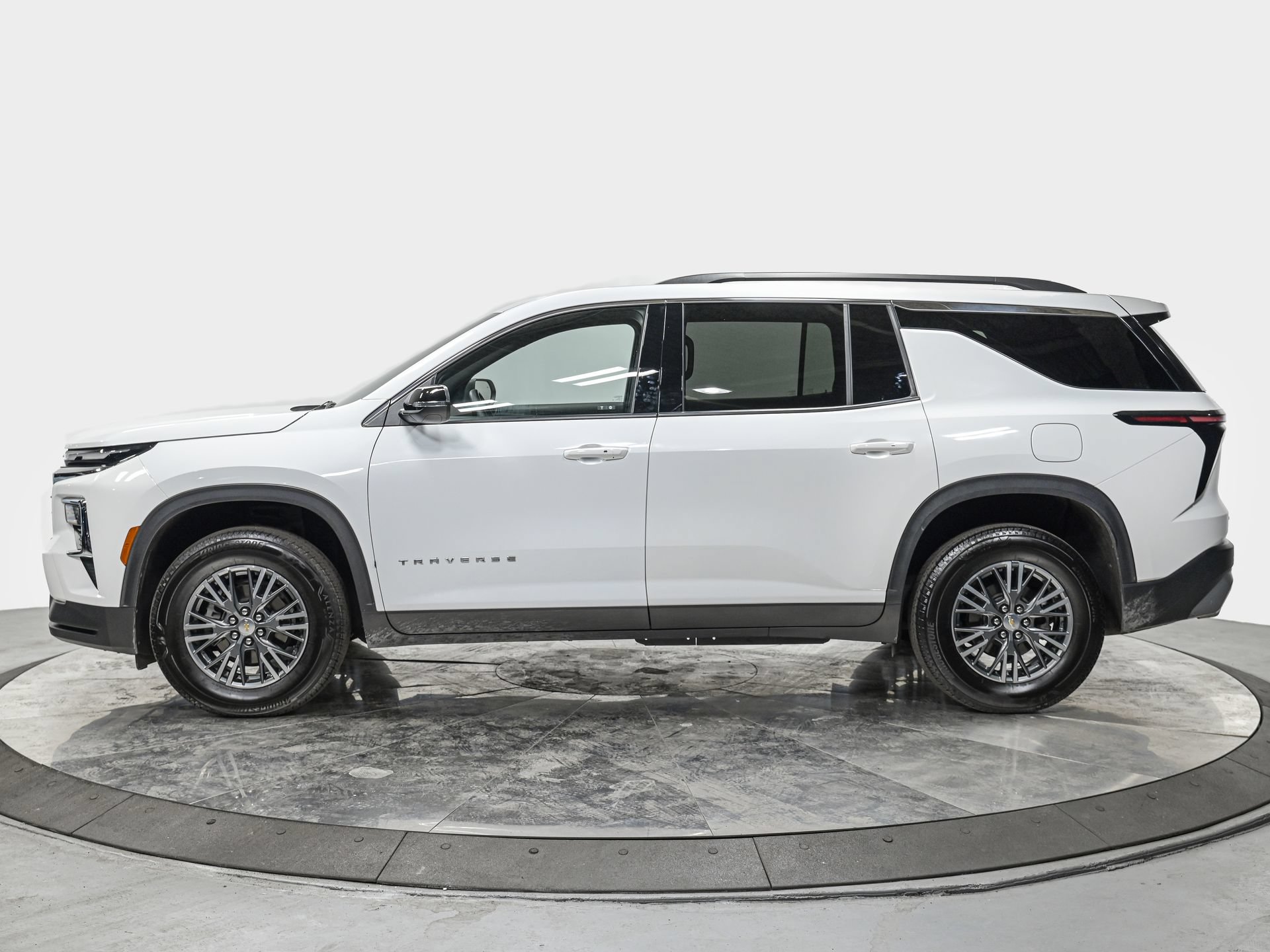 Used 2025 Chevrolet Traverse LT FWD image 2