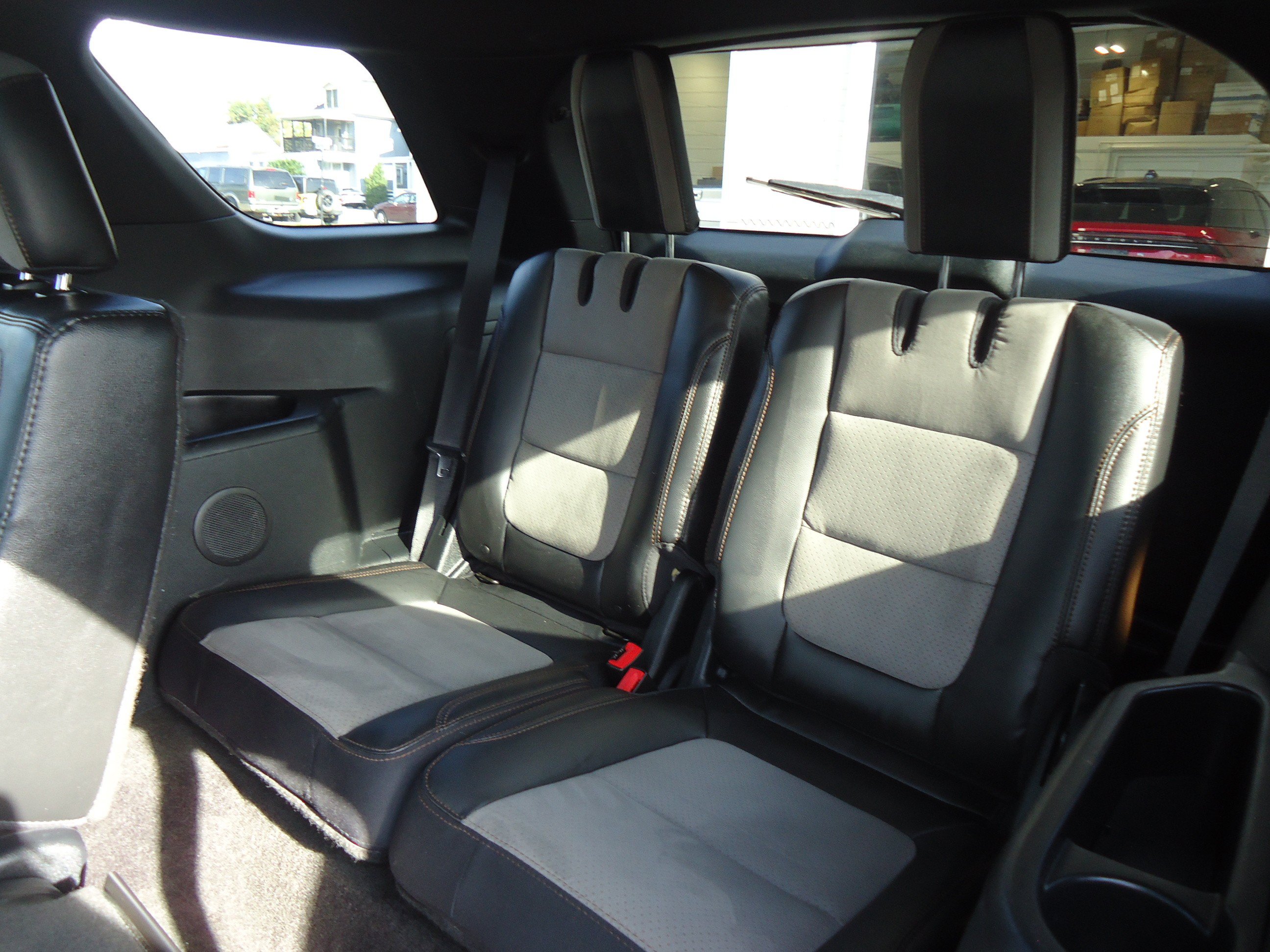 Used 2017 Ford Explorer XLT w/ Equipment Group 202A AWD/4WD image 28
