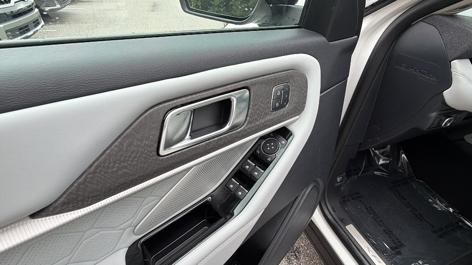 Used 2025 Ford Explorer Platinum w/ Ultimate Package AWD/4WD image 15