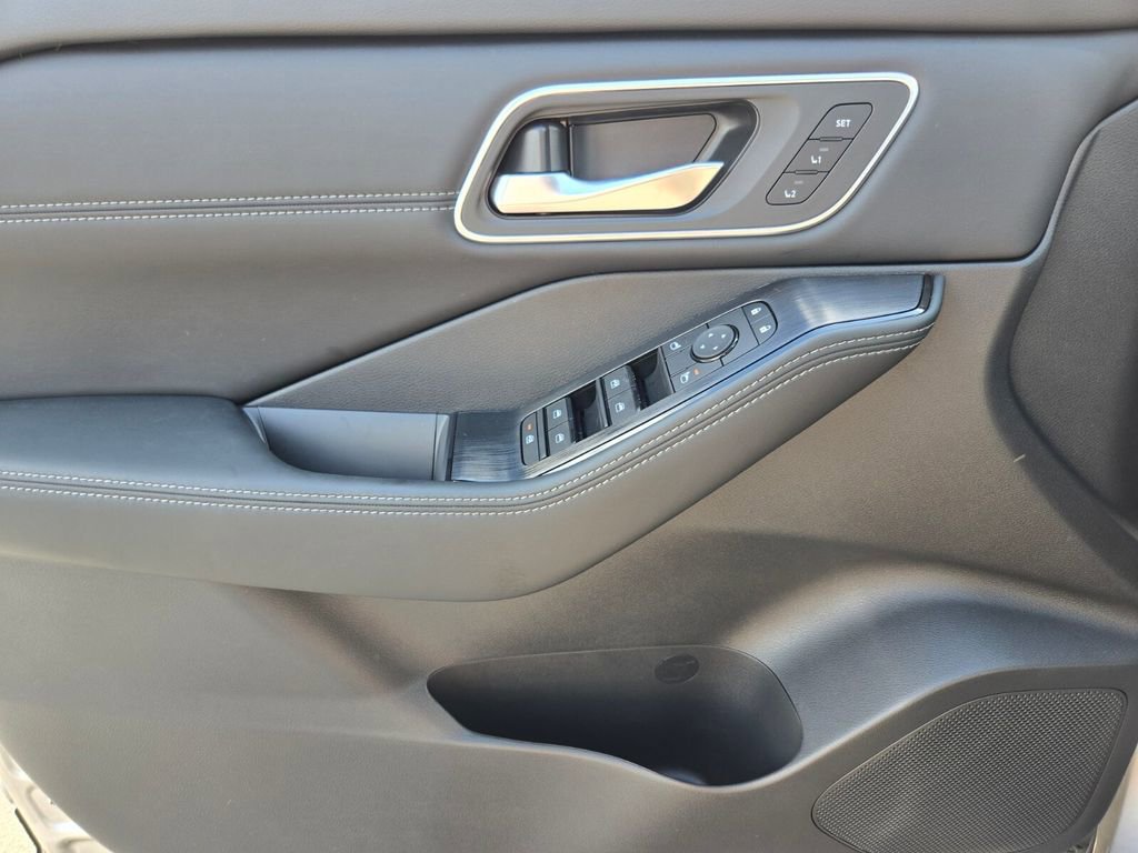 New 2026 Nissan Rogue Platinum image 11