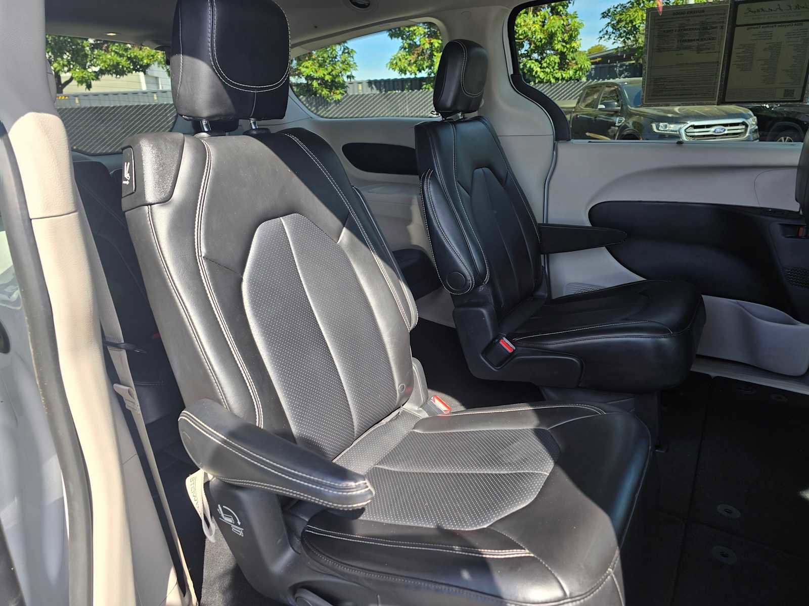 Used 2024 Chrysler Pacifica Touring-L image 13