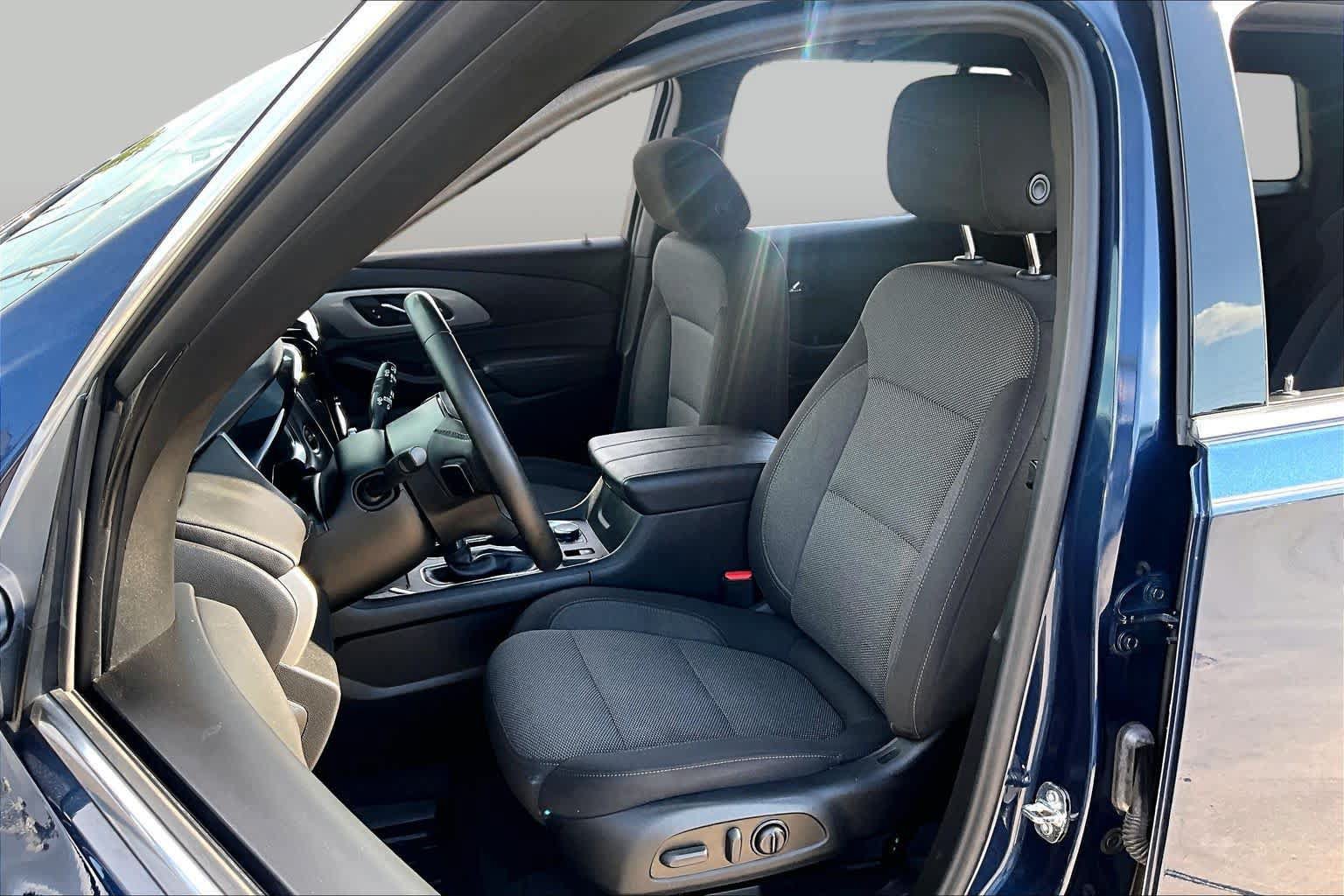 Used 2023 Chevrolet Traverse LT FWD image 8