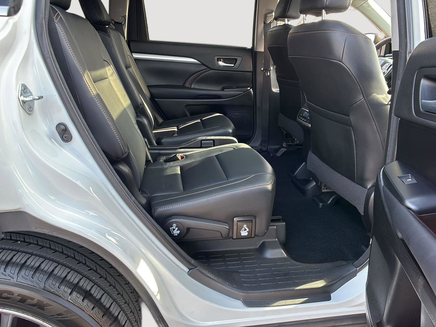 Used 2017 Toyota Highlander XLE image 12