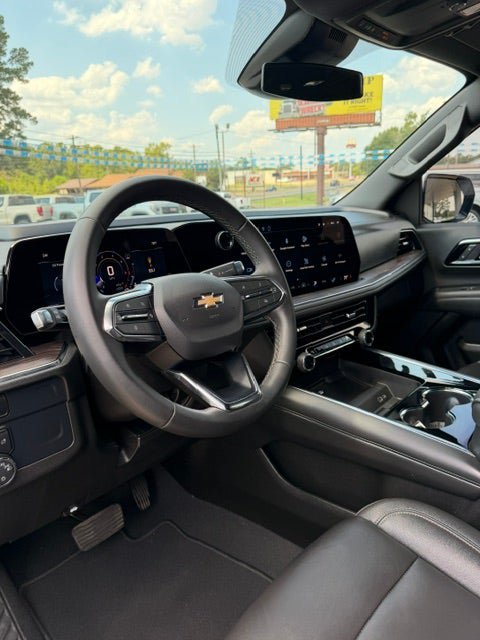 Used 2025 Chevrolet Suburban LT RWD image 9