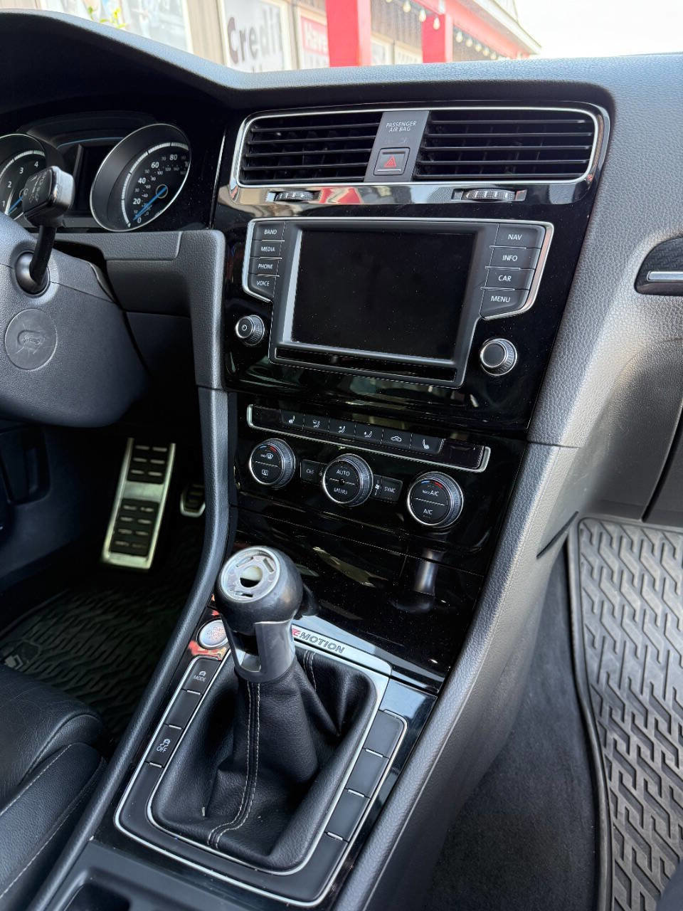 Used 2016 Volkswagen Golf R 4-Door image 6