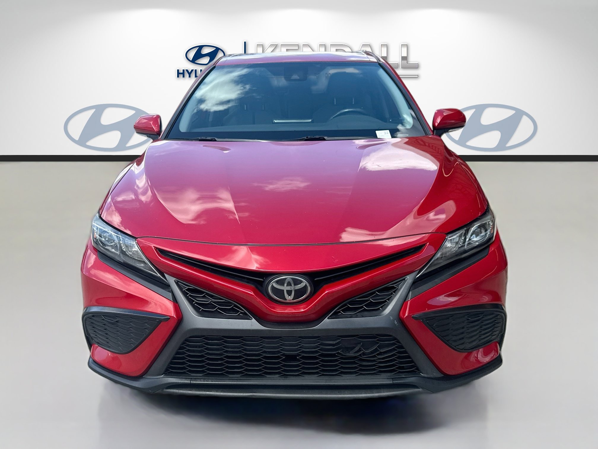 Used 2022 Toyota Camry SE FWD image 2