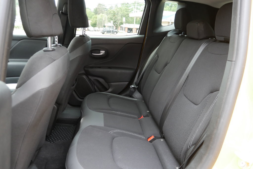 Used 2023 Jeep Renegade Latitude w/ Premium Group AWD/4WD image 13