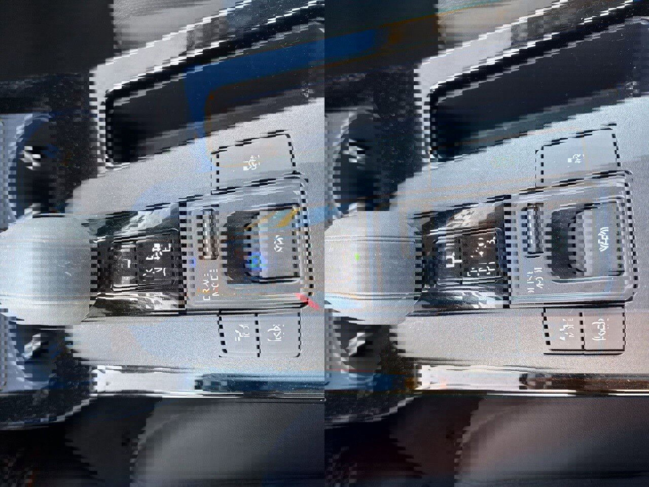 Used 2025 Toyota Prius LE image 15