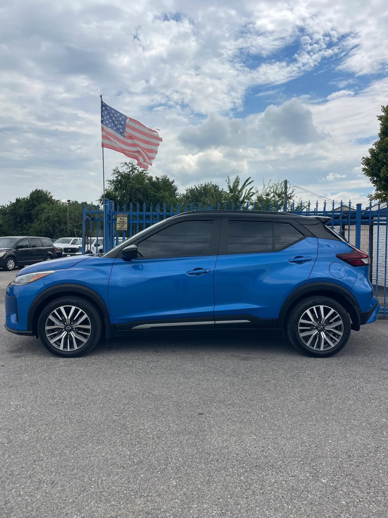Used 2023 Nissan Kicks SR w/ SR Premium Package FWD image 2