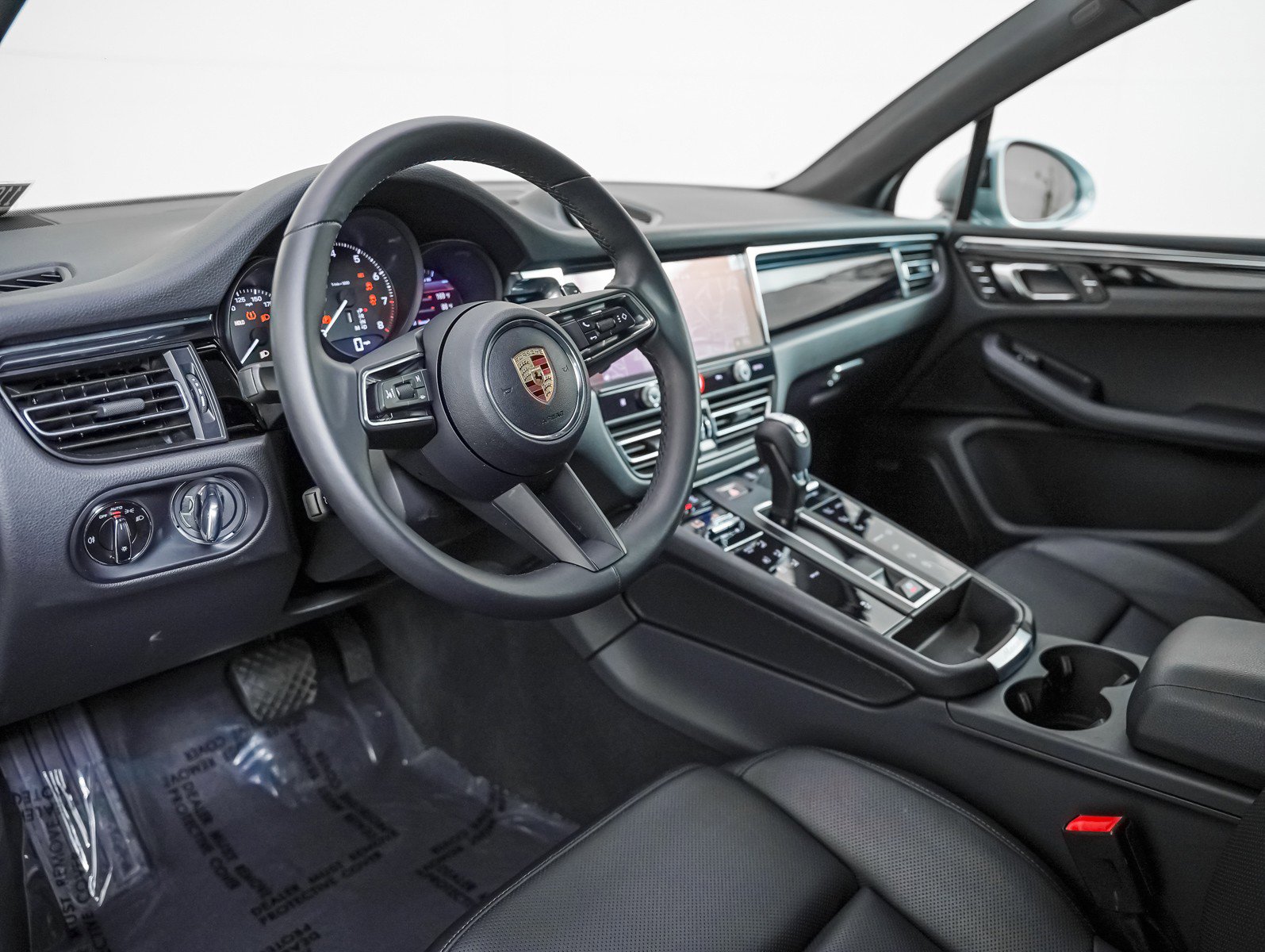Certified 2026 Porsche Macan AWD/4WD image 4