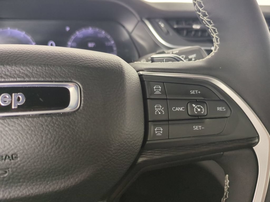 Used 2025 Jeep Grand Cherokee Laredo w/ Luxury Tech Group I AWD/4WD image 32