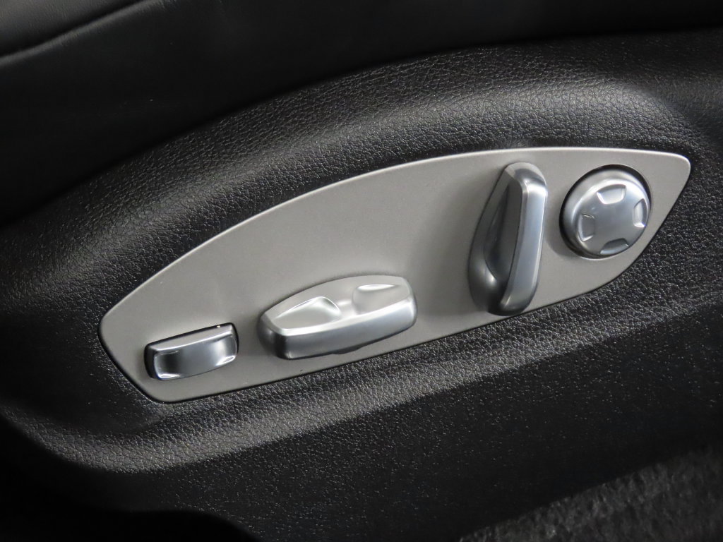 Certified 2026 Porsche Macan AWD/4WD image 42