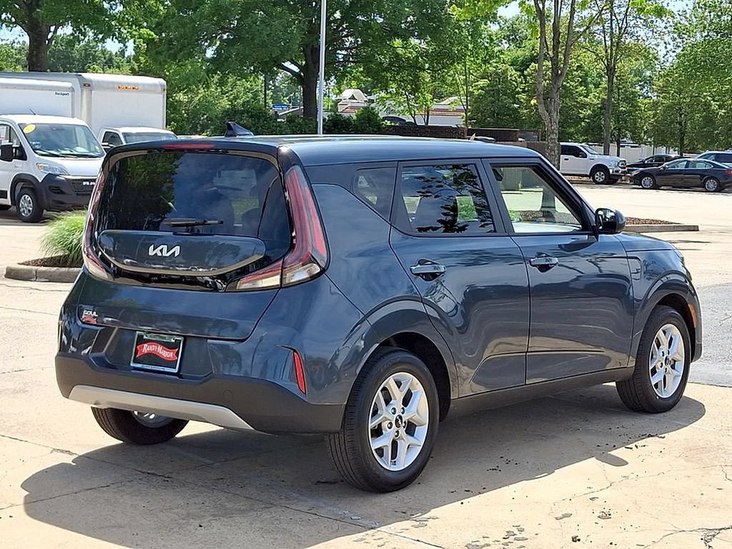 Used 2025 Kia Soul LX w/ LX Technology Package FWD image 4