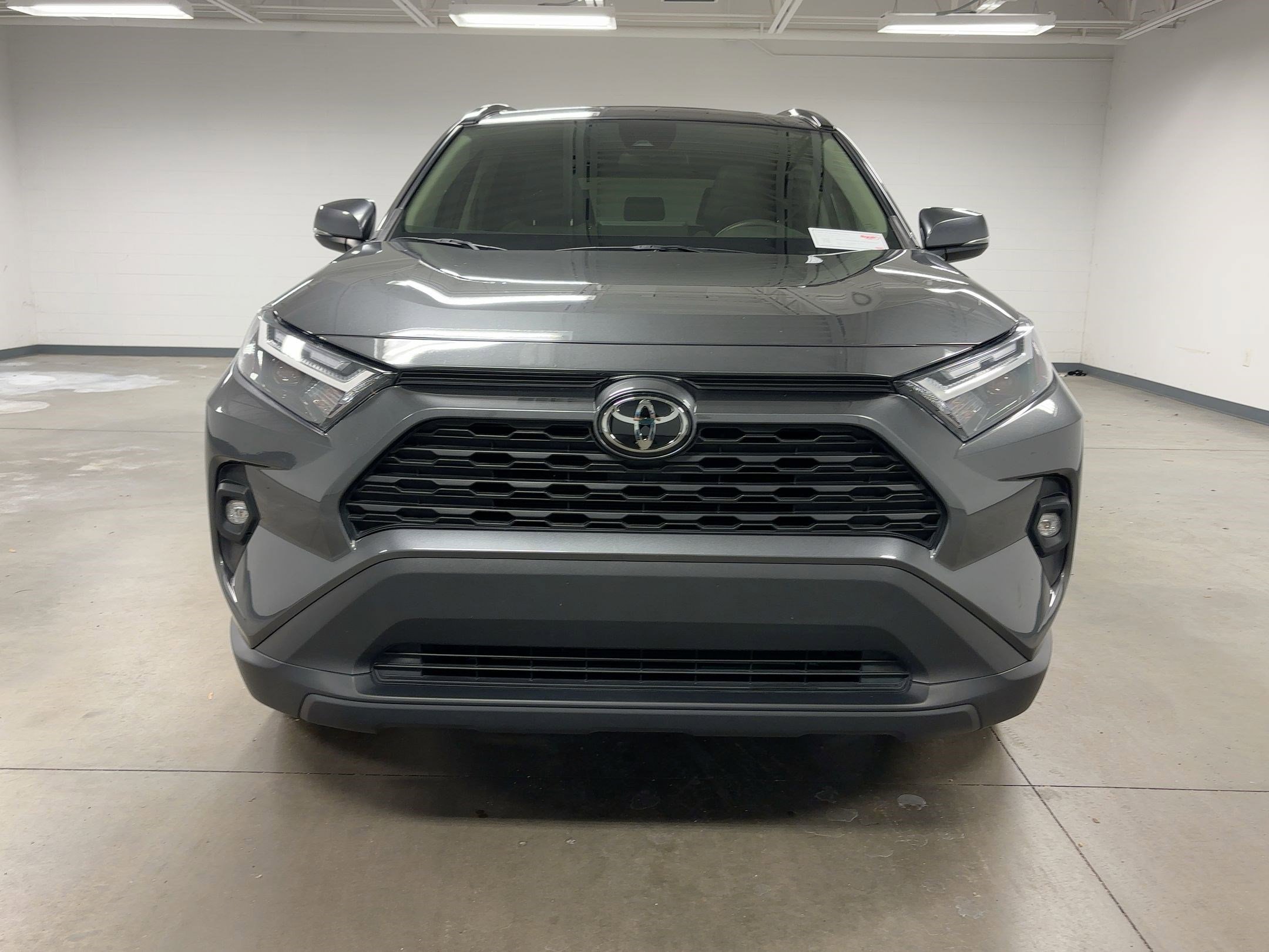 Used 2022 Toyota RAV4 XLE Premium image 6